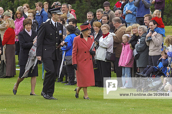 Königin Elizabeth II am Schloss Balmoral Castle Aberdeenshire Schottland Vereinigtes Königreich Europa