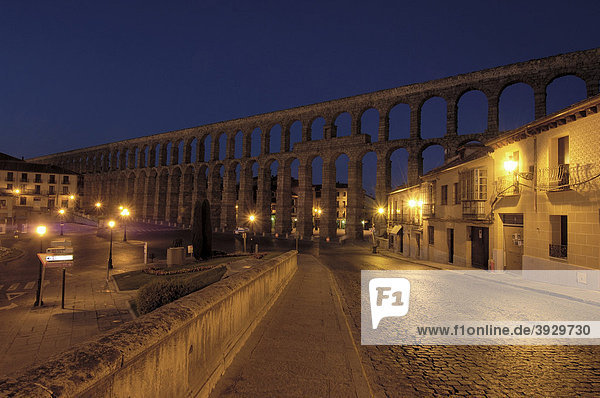Römischer Aquädukt bei Nacht  Segovia  Kastilien-LeÛn  Spanien  Europa