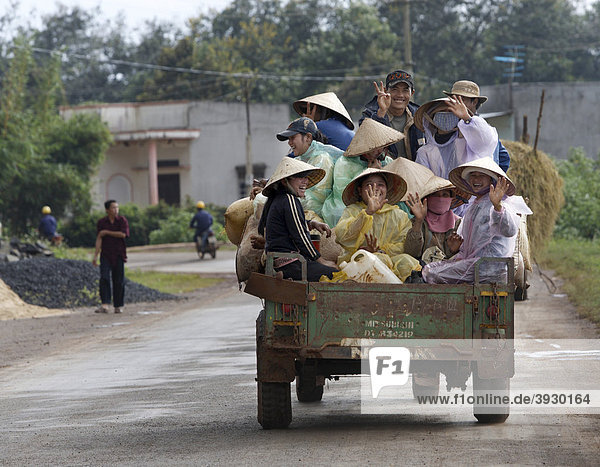 Feldarbeiter fahren auf der Pritsche eines kleinen LKWs heim  Dliya im Distrikt Dolisa der Provinz Daklak  Vietnam  Südostasien