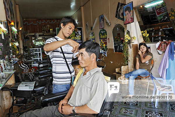 Friseurladen von Nam Nu Hogt in Dliya im Distrikt Dolisa der Provinz Daklak  Vietnam  Südostasien