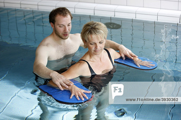 Einzeltherapie im Warmwasserbecken  Physiotherapie in einem neurologischen Rehabilitationszentrum  Bonn  Nordrhein-Westfalen  Deutschland  Europa