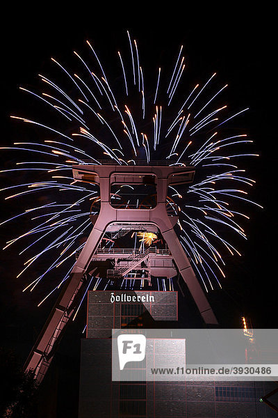 Feuerwerk über dem Doppelbock-Förderturm der Zeche Zollverein  Schacht XII  Weltkulturerbe  beim Zechenfest  Essen  Nordrhein-Westfalen  Deutschland  Europa