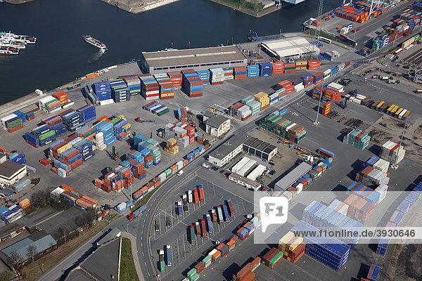 Duisport  Hafen und Logistikzentrum  Binnenhafen Ruhrort am Rhein  gilt als größter Binnenhafen der Welt  DeCeTe-Container Terminal  Umschlag von Container auf Schiff  Straße und Schiene  Duisburg  Nordrhein-Westfalen  Deutschland  Europa