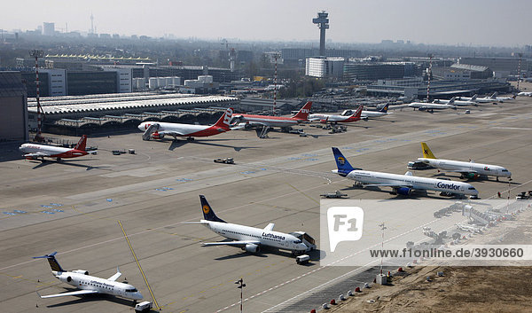 Flughafen Düsseldorf International  Flugzeuge auf dem Vorfeld  Düsseldorf  Nordrhein-Westfalen  Deutschland  Europa