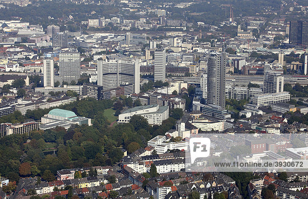 Innenstadt von Essen  mit Philharmonie  links unten  Aalto Theater  Oper  Verwaltungsgebäude RWE-Tower  rechts  Essen  Nordrhein-Westfalen  Deutschland  Europa