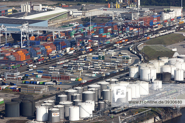 Duisport  Hafen und Logistik-Zentrum  Binnenhafen Ruhrort am Rhein  gilt als größter Binnenhafen der Welt  DeCeTe-Container Terminal  Umschlag von Container auf Schiff  Straße und Schiene  Tankanlagen auf der Ölinsel  Duisburg  Nordrhein-Westfalen  Deutschland  Europa