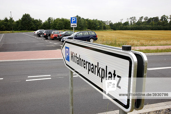 Mitfahrerparkplatz an der Autobahn A2  für Fahrgemeinschaften  bei Bönen  Nordrhein-Westfalen  Deutschland  Europa