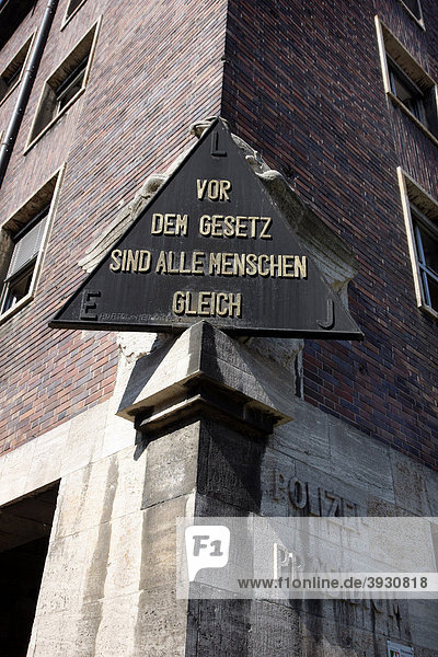 Schrifttafel mit der Inschrift Vor dem Gesetz sind alle Menschen gleich am Polizeipräsidium Düsseldorf  Nordrhein-Westfalen  Deutschland  Europa