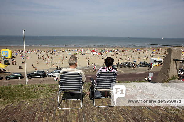Hochsaison am Strand von Scheveningen  Strand-Stadtteil von Den Haag  größtes Seebad der Niederlande  Europa