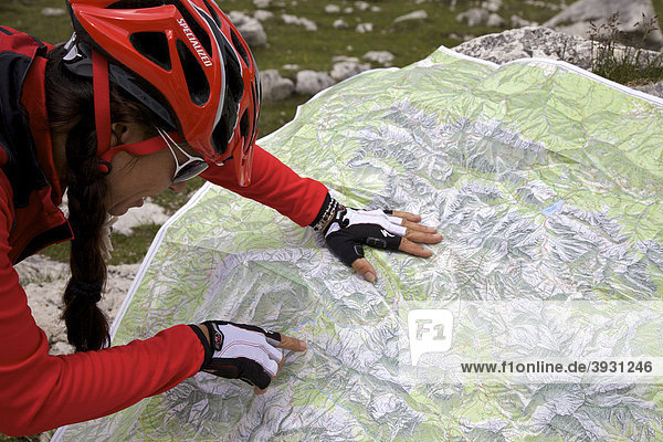 Mountainbike-Fahrerin sucht in Landkarte