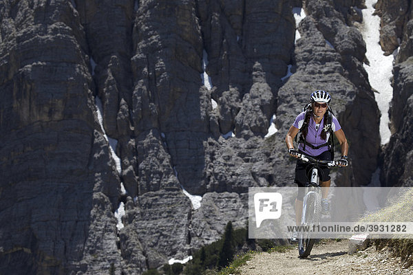 Mountainbike-Fahrerin auf Trail im Naturpark Fanes-Sennes-Prags  Trentino  Südtirol  Italien  Europa