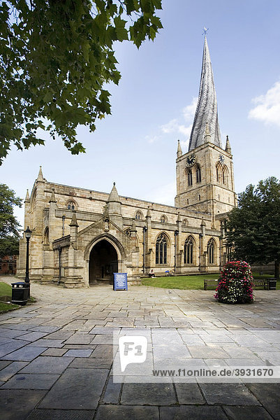 St Mary's und All Saints Church Kirche  bekannt als The Crooked Spire  der Schiefe Kirchturm  Chesterfield  Derbyshire  England  Vereinigtes Königreich  Europa