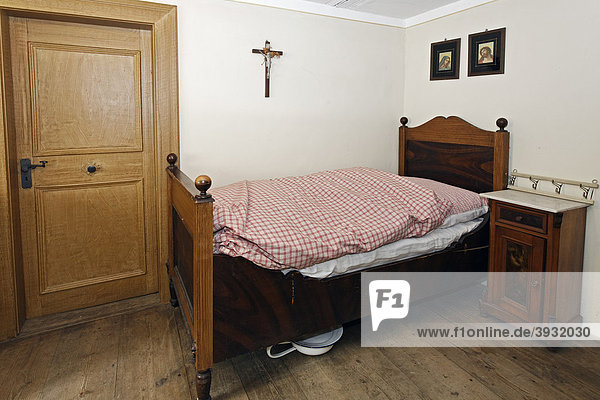 Kammer mit Bett und Nachttopf Einrichtung von 1925 Hof Reisch Bauernhaus-Museum Wolfegg Allgäu Oberschwaben Baden-Württemberg Deutschland Europa
