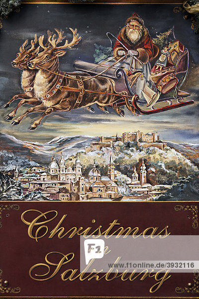 Weihnachtsmann fährt im Schlitten am Himmel über Salzburg  gemaltes Werbeschild eines Geschäfts für Christbaumschmuck  Christmas  Judengasse  Altstadt  Salzburg  Österreich  Europa