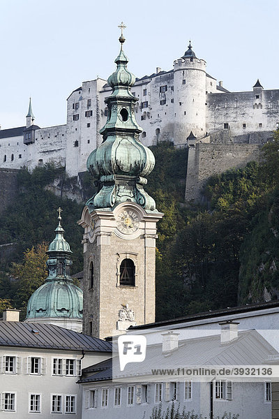 Stift St. Peter  Kirchturm  Blick auf Festung Hohensalzburg  Altstadt  Salzburg  Österreich  Europa