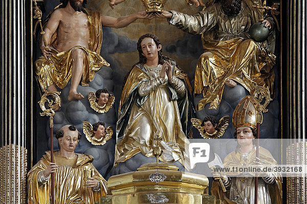 Barocker Hochaltar mit geschnitzten Figuren  ehemalige Klosterkirche St. Michael  Basilica minor  Salzkammergut  Oberösterreich  Österreich  Europa