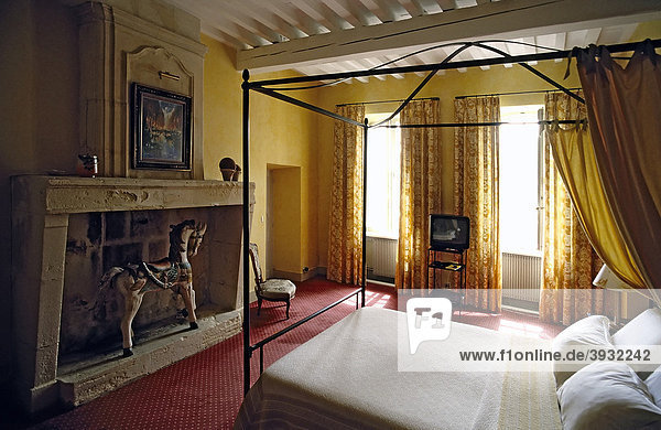 Schlafzimmer mit Himmelbett und Kamin in einem historischen Haus  Fontvielle bei Arles  Provence-Alpes-CÙte d'Azur  Var  Südfrankreich  Frankreich  Europa