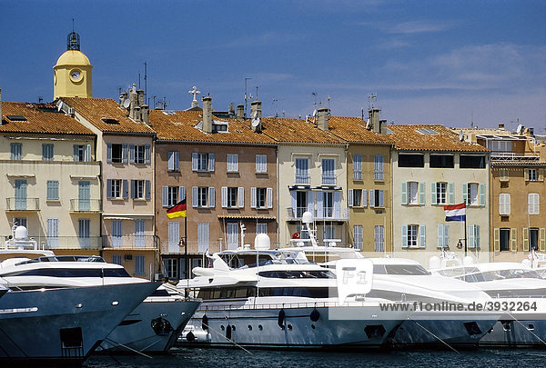 Saint-Tropez  Stadtansicht mit Luxusjachten  Provence- Alpes-CÙte d'Azur  Var  Südfrankreich  Frankreich  Europa