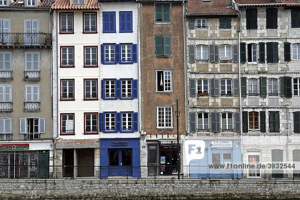 Häuser mit Fensterläden  Bayonne  Aquitanien  Frankreich  Europa