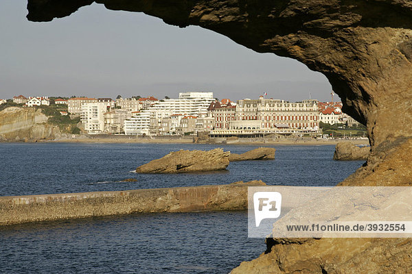 Stadt am Wasser mit Hotel  Yachthafen  Biarritz  PyrÈnÈes-Atlantiques  Aquitanien  Atlantikküste  Frankreich  Europa