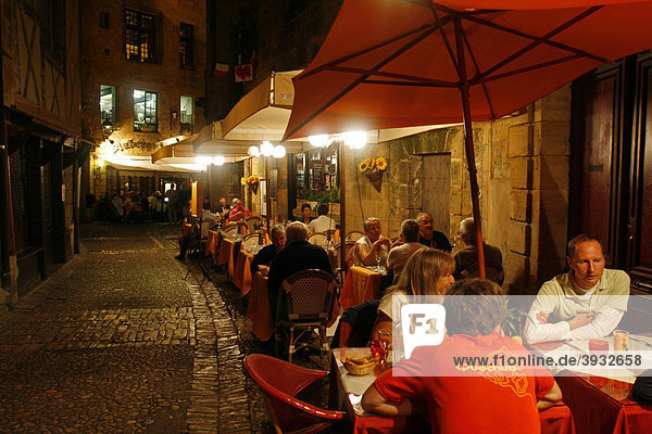 Restaurant und Cafe bei Nacht  Sarlat  Dordogne  Aquitanien  Frankreich  Europa