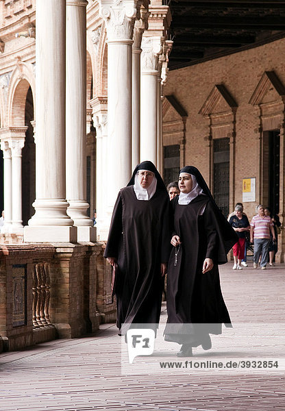 Ordensschwestern innerhalb des Säulengangs in der Plaza de Espana in Sevilla  Spanien  Europa