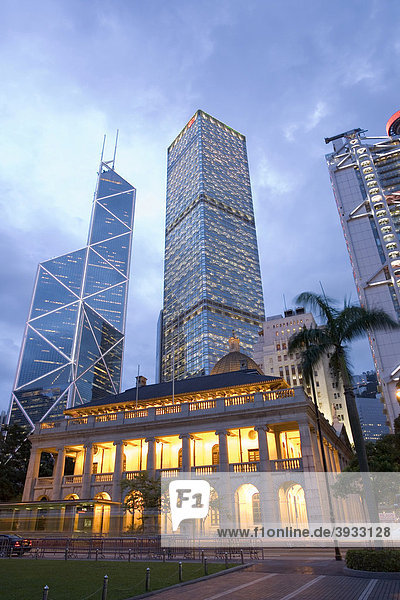 Legislative Council Building und Bank of China Tower bei Einbruch der Dämmerung  Hong Kong  Hongkong  China  Asien
