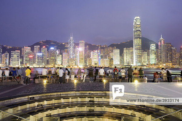 Aussichtspunkt Kowloon Public Pier  nachts  Hong Kong Skyline  Hongkong  China  Asien