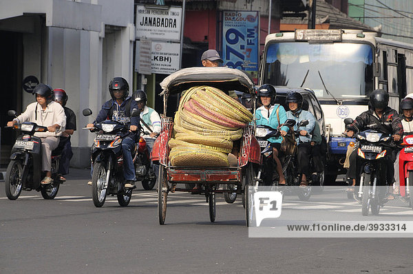 Rikschafahrer im Straßenverkehr  Jogyakarta  Mitteljava  Indonesien  Südostasien  Asien