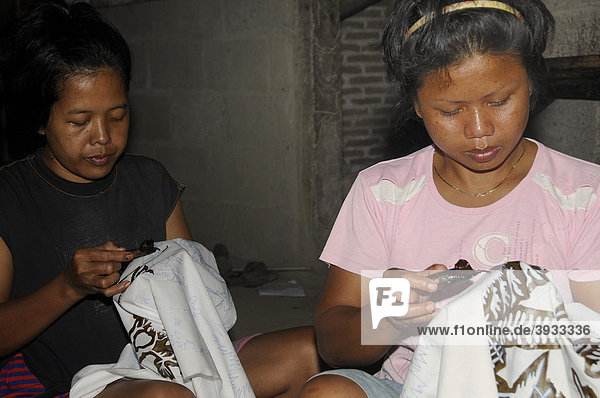 Arbeiterinnen in Batikmanufaktur in der Nähe von Jogyakarta  Mitteljava  Indonesien  Südostasien  Asien