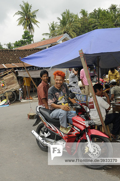 Junger Mann mit gefärbten Haaren auf einem Bauernmarkt in der Nähe von Yogjakarta  Yogyakarta  Mitteljava  Java  Indonesien  Südostasien