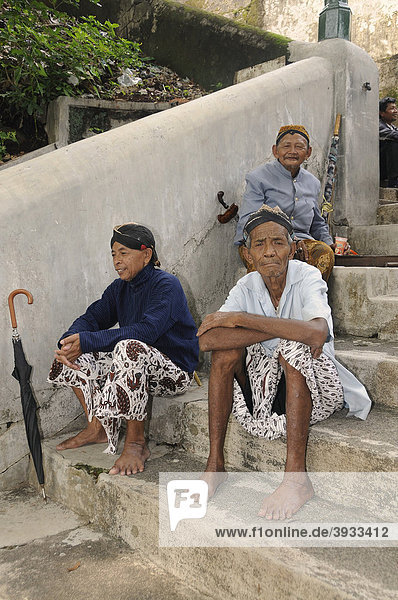 Bediensteter des Sultanats an den Königsgräbern in Imogiri in traditioneller Batiktracht  Königsgräber des Sultanats von Yogjakarte und Surakarta  Mitteljava  Indonesien  Südostasien  Südostasien  Asien