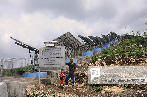Solarzellen für eine Trinkwasserversorgung in der Nähe von Parangtritis  Mitteljava  Indonesien  Südostasien  Südostasien