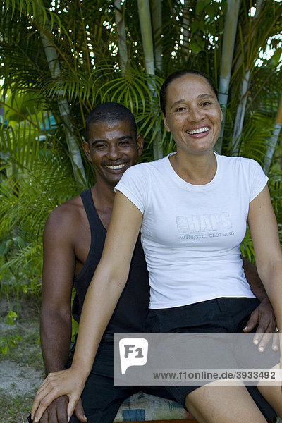 Kreolen-Pärchen mit unterschiedlicher Hautfarbe  Symbolfoto weiß auf schwarz  Insel La Digue  Seychellen  Afrika  Indischer Ozean