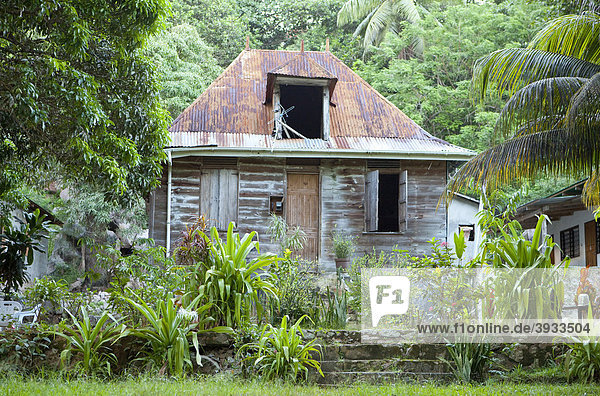 Hütte mit typischem Wellblechdach  Insel La Digue  Seychellen  Afrika  Indischer Ozean