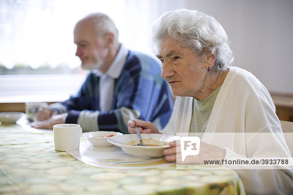 Alte Frau in Altersheim isst Suppe