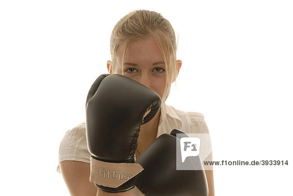 Achtzehnjährige Frau mit Boxhandschuhen  hinter der Deckung  Schutz