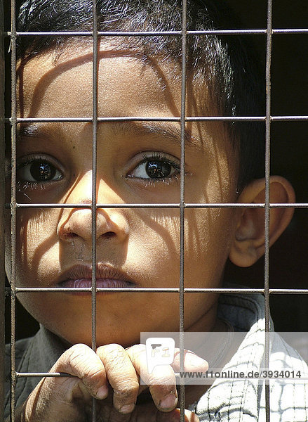 Waisenkind schaut traurig durch Gitter  Waisenhaus in Gall  Sri Lanka  Südasien