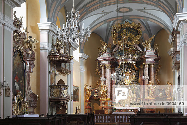 Hochaltar und Kanzel der Wallfahrtskirche Mariahilfberg  Gutenstein  Niederösterreich  Österreich  Europa