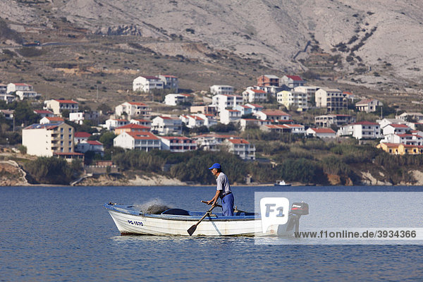 Fischer in Fischerboot vor Pag  Insel Pag  Dalmatien  Adria  Kroatien  Europa