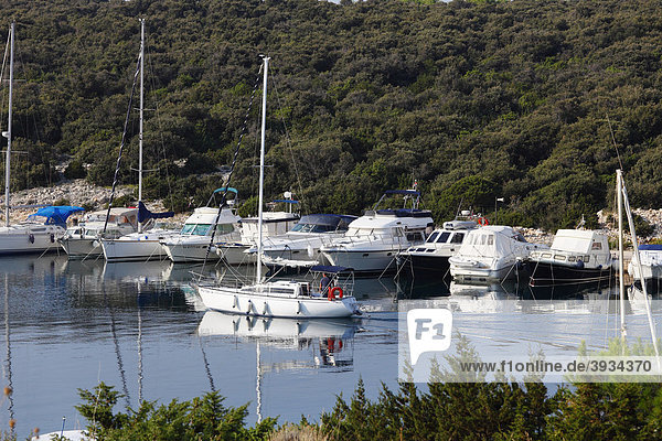 Yachthafen von Simuni  Insel Pag  Dalmatien  Adria  Kroatien  Europa