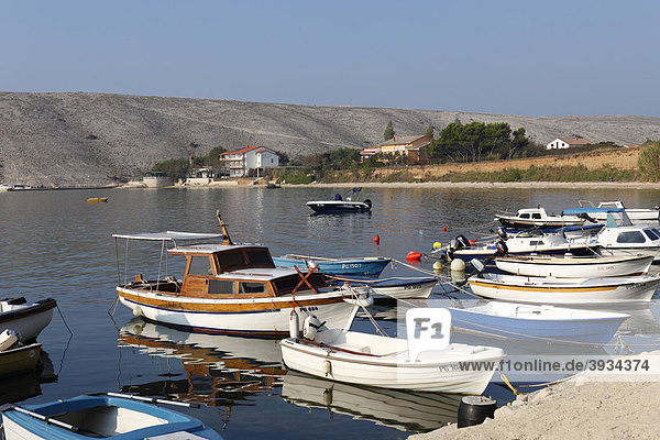 Hafen in Vlasici  Insel Pag  Dalmatien  Adria  Kroatien  Europa