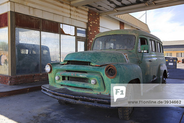 Ausgeschlachtetes Fahrzeug an einer stillgelegten Tankstelle entlang der historischen Route 66  Ludlow  California  USA  Nordamerika