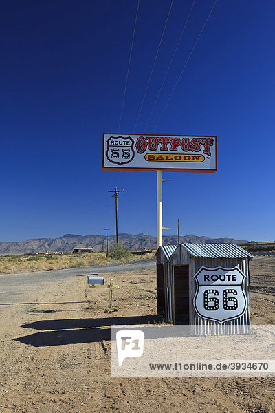 Werbeschild und Verkaufsstände entlang der historischen Route 66 Antares Kingman Arizona USA Nordamerika