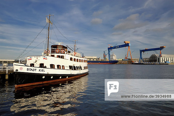 Blick auf die Stadt Kiel und die HDW-Werft  Landeshauptstadt Kiel  Schleswig-Holstein  Deutschland  Europa