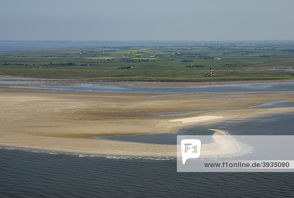 Blick auf den Leuchtturm Westerhever mit vorgelagertem Strandwall ...