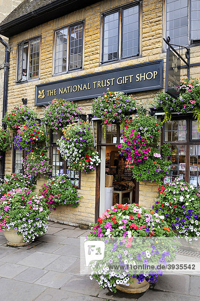 Der National Trust Souvenirladen in der Altstadt von Wells  Grafschaft Somerset  England  Großbritannien  Europa