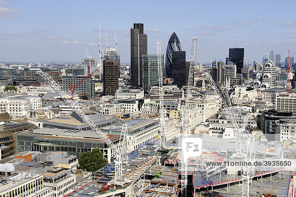 Blick über die Stadt London mit Rohbau eines Bürogebäudes  England  Großbritannien  Europa