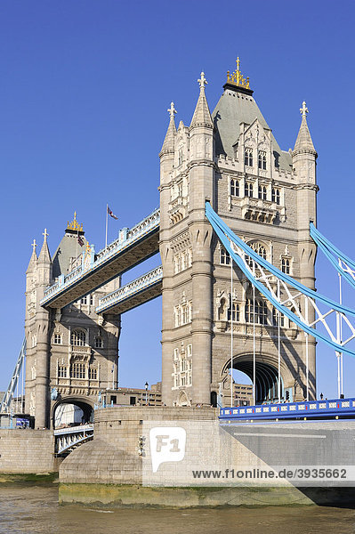 Blick vom Südufer der Themse auf die neo-gotische Klappbrücke Tower Bridge  London  England  Großbritannien  Europa