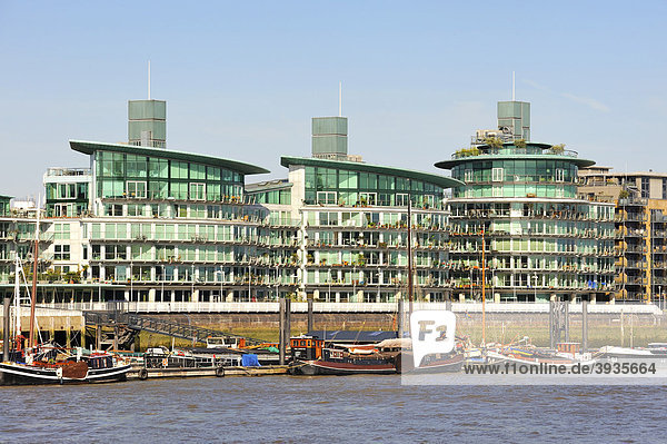 Das Ufer der Themse mit modernen Wohnhäusern  London  England  Großbritannien  Europa